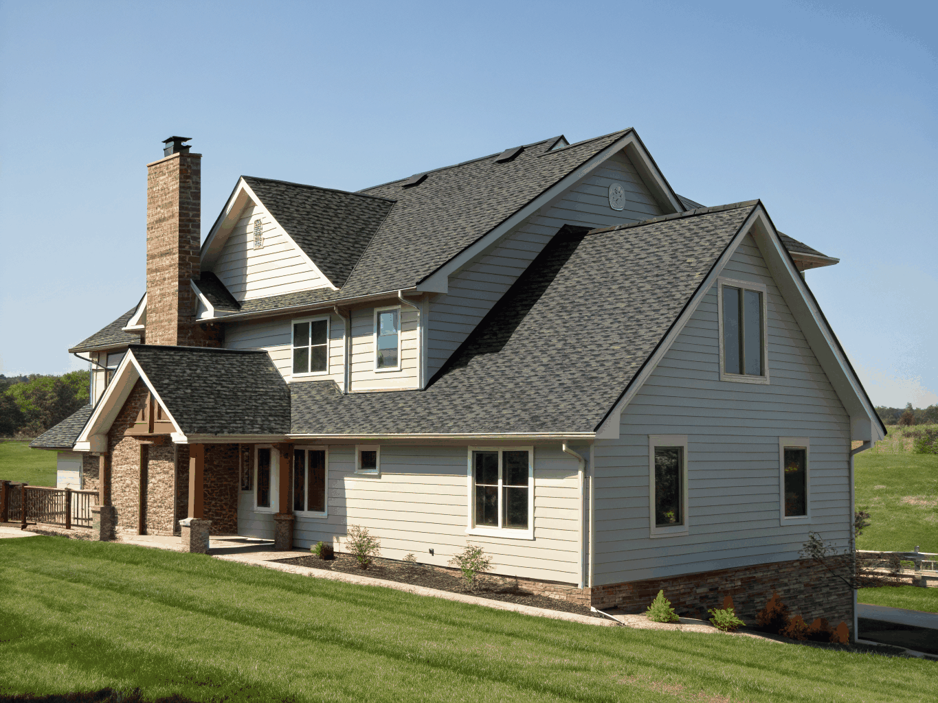 Finished architectural shingle roof on an Eastern Iowa residential home